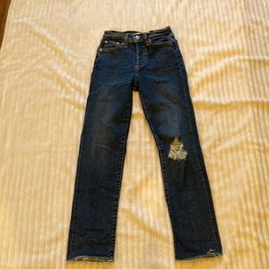 Super cute Wedgie Levi’s in a dark wash!